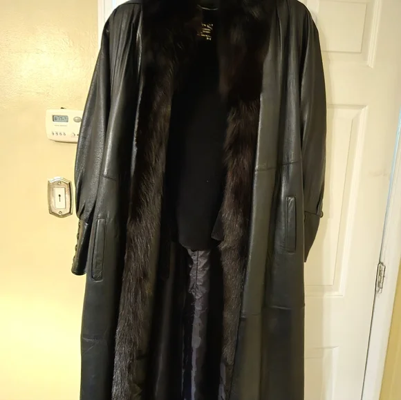 Luxurious Black Leather Trench Coat with Fur Trim - Picture 1 of 6